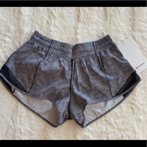 Lululemon Hotty Hot 2.5” *Lined* SW - Picture 1 of 3